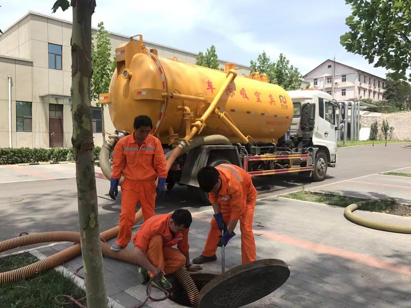 双清化粪池清理与5-8吨吸粪车施工效率分析